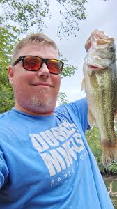 Shoutout to whoever stuck this little guy into a hole in a tree at Lions  park. Made my whole day 💛