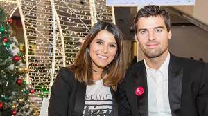 Et son statut de « compagnon de » ne fait que remuer le couteau dans la plaie. Karine Ferri Elle Poste Une Photo Surprise En Guise De Preuve D Amour Pour Yoann Gourcuff