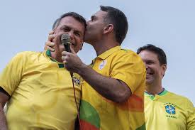 Flávio Bolsonaro atualiza ameaça golpista do 'cabo e soldado'