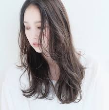 丸顔さんに似合うロングの髪型30選 小顔見せが叶う大人のヘアスタイルをご紹介 folk ヘアスタイル ロング ヘアスタイル トレンドヘア