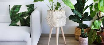 Maybe you would like to learn more about one of these? Diy Pour Fabriquer Un Cache Pot Avec Un Panier En Rotin Et Des Pieds En Bois