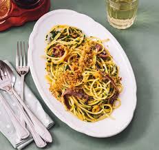 Place a large frying pan over a medium. Spaghetti Aglio E Olio Mit Sardellen Maxima