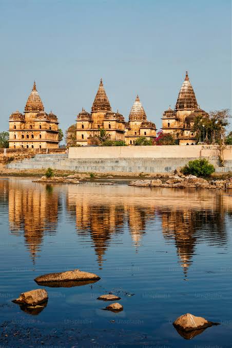 Tourist indian landmark - view of Royal cenotaphs of Orchha over Betwa river. Orchha, Madhya Pradesh, India - Photo on Unsplash+