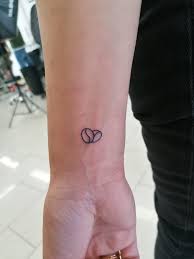 kaffeebohnen tattoo klein tattoo barista tattoo kaffeelover tattoo coffe bbones tattoo coffee lover tattoo tattoo und piercing zartes tattoo tattoo studio