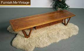 Denne vintage lane surfboard sittebord er et fantastisk enkelt stykke å legge til i ditt midt århundre møbler samling. Vintage Lane Perception Surfboard Coffee Table Mid Century Modern