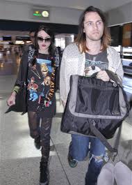 His suit was dismissed, and love and frances bean obtained an order permanently enjoining the release of the photos. Frances Bean Cobain Married Her Kurt Cobain Lookalike Boyfriend And Didn T Tell Mom Courtney Love Frances Bean Cobain Kurt Cobain Style Twist Style