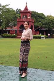 Eksistensi sarung sebagai bagian dari kehidupan masyarakat indonesia sudah sangat sulit dipisahkan. 91 Best Kain Sarung Dll Ideas Batik Dress Batik Fashion Thai Silk Dresses
