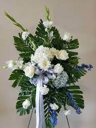 White roses are common in funerals as they show hope, purity, and heaven. Diy Funeral Flower Arrangements Flowersandflowerthings