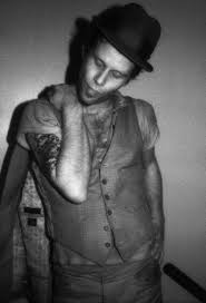 Tom Waits Dance Me To The End Of Love Tom Waits By Kirk West 1979 Musica Heroe Fotos