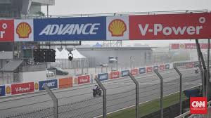 Untuk kamu yang berkegiatan di luar rumah esok hari, bisa baca prakiraan cuaca ini. Asap Di Sirkuit Sepang Menebal