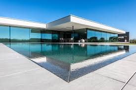 Toutes les étapes du processus de construction se font en gestion propre, au sein de willy naessens. Willy Naessens Swimming Pools Zwembad Bouwers