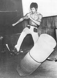 Bruce Lee The Art Of Expressing The Human Body Bryus Li Bruce Lee Photos Bruce Lee Martial Artist