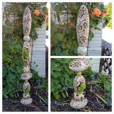Die Keramikstele Hauswurz Ist Ein Romantischer Hingucker In Ihrem Garten Die Kombination Aus Dem Sanften Beige Ton Und Dem Gartenkeramik Gartenarbeit Keramik