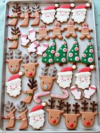 Christmas gingerbread cookies making a rectangular frame. Video How To Decorate Christmas Cookies Simple Designs For Beginners Sweetopia Rozhdestvenskie Ugosheniya Rozhdestvenskie Vecherinki Prazdnichnye Ugosheniya