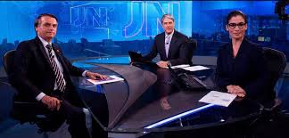 Bolsonaro ergue cartaz com mensagem globo lixo (foto: Bolsonaro Ameaca E Diz Que Pode Nao Renovar Concessao Da Rede Globo Lixo Brasil 247