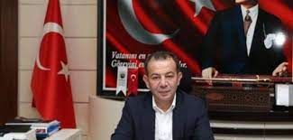 Tepkiler üzerine başkan oturuma katılanlara çay attı. Tanju Ozcan Kimdir Nereli Bolu Belediye Baskani Tanju Ozcan In Biyografisi