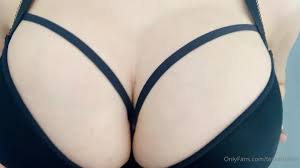 Tessa Fowler's bra fitting-uncensored video