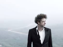 Se trata de una filmación registrada para usar en las pantallas gigantes de sus conciertos; Despues De Cuatro Anos En Coma Murio Lider De Soda Stereo Gustavo Cerati Rocktambulos