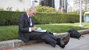 Explore @alain_berset twitter profile and download videos and photos conseiller fédéral, chef du département fédéral de l'intérieur (dfi) | twaku. Buzz Mondial Ce Cliche D Alain Berset Prenant Des Notes Sur Un Trottoir Est Devenu Viral