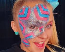 Jojo siwa doesn't care for the comments that tell her to act her age. siwa, now 16, has just hit 11 million subscribers on her channel, and has reached siwa responded to it all in a tiktok where she mimed what she thought of when 'normal' teenagers say to me 'act your age' via the lyrics to doja. Jojo Siwa 21 Facts About The Youtuber You Should Know Popbuzz