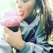 Rachelle Newton's Instagram, Twitter & Facebook