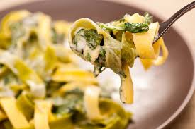 100 g de pancetta afumată(bacon). Tagliatelle Cu Sos De Gorgonzola Si Spanac Kissthecook