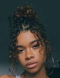 Curly Hairstyles 3a Curly Hairstyles Upstyles Curly Hairstyles Heart Shaped Face Short Curly Hairstyles In 2020 Naturliche Frisuren Haar Styling Curly Hair Styles