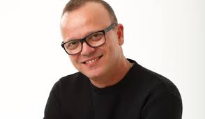 L'abbinata peccaminosa gigi d'alessio/achille lauro che cantano carosone è roba che spiazza. Chi E La Nuova Fidanzata Di Gigi D Alessio La Nuova Fiamma Del Cantante E Uguale Ad Anna Tatangelo