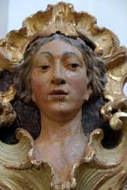 Estátua De Monge Beneditino Com Tonsura Num Pequeno Pátio Foto de Stock