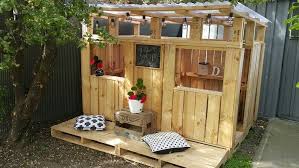 Kids Playhouses Made With Wooden Pallets Pallet Wood Projects Kinder Gartenhaus Spielhaus Garten Regal Hauser