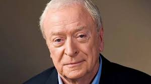 Actor que interpretó a Alfred en Batman de Nolan se retira