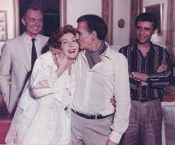 وُلدت جيهان صفوت رؤوف أو جيهان السادات كما عرفت في حيِّ الروضة بمدينة القاهرة عام 1933م لأم بريطانية مسيحيَّة هي السيدة (جيلاديس تشارلز كوتريل) وأب مصري مسلم هو السيد. Ù…Ø­Ø·Ø§Øª Ù…Ù† Ø­ÙŠØ§Ø© Ø¹Ø¨Ø¯Ø§Ù„Ù„Ù‡ ØºÙŠØ« Ø§Ù„ÙÙ„Ø§Ø­ Ø§Ù„Ø°ÙŠ Ø£Ø¨ÙƒÙ‰ Ø¬ÙŠÙ‡Ø§Ù† Ø§Ù„Ø³Ø§Ø¯Ø§Øª Ù…ÙˆÙ‚Ø¹ Ø£Ø®Ø¨Ø§Ø±Ùƒ