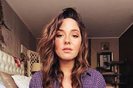Não se nasce mulher, se torna mulher. Kel Calderon Estrena Radical Cambio De Look En Cuarentena