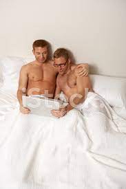 Mann landet mit einem selbsternannten hetero kerl im bett. Zwei Schwule Manner Im Bett Blick Auf Stockfotos Freeimages Com