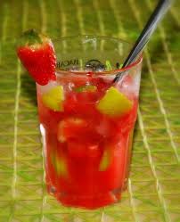 Questa luce e cocktail rinfrescante è fatto con vodka alla fragola, dolce e aspro mix, succo di limone e zucchero. Caipiroska Alle Fragole Citta Nuova Citta Nuova