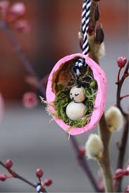 Diy Osteranhanger Basteln Mit Walnussschalen In 2020 Ostergeschenke Selber Basteln Diy Ideen Weihnachten Basteln