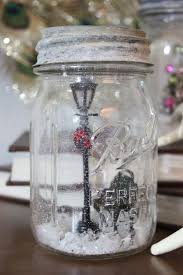 Diy Schneekugeln Ein Einmachglas Winzige Figuren Gefalschter Schnee Und Heisser Kleber Einmachglas Weihnachten Weihnachtsdekoration Einmachglaser Basteleien