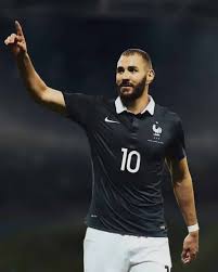وشعر بنزيما، العائد إلى صفوف المنتخب بعد طول غياب، بألم في ركبته، ما دفع ديشامب إلى استبداله في الدقيقة 39 بالمهاجم أوليفييه. ÙƒÙˆØ§Ù„ÙŠØ³ Ø¹ÙˆØ¯Ø© ÙƒØ±ÙŠÙ… Ø¨Ù†Ø²ÙŠÙ…Ø§ Ù„Ù…Ù†ØªØ®Ø¨ ÙØ±Ù†Ø³Ø§ ØµØ­ÙŠÙØ© Ø§Ù„Ù…ÙˆØ§Ø·Ù† Ø§Ù„Ø¥Ù„ÙƒØªØ±ÙˆÙ†ÙŠØ©