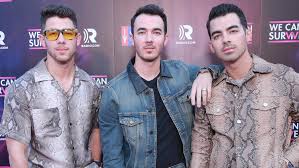 Jonas brothers are back together!pic.twitter.com/iy5nlthksg. The Jonas Brothers Why Did The Band Break Up