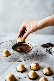 Rochers Noix De Coco Amandes Glacage Chocolat Lilie Bakery Recette En 2020 Rocher Noix De Coco Glacage Chocolat Amande