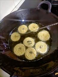 Campurkan tepung beras dan garam, tuangkan santan, aduk rata hingga tepung beras larut. Macam Ni Rupanya Nak Buat Maruku Rangup Mudah Je Cara Penyediaannya Yang Penting Sedap Keluarga