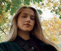 Surrounded by fjords, forests, and mountains, she began writing music and playing guitar at a very young age. Fredagsfjas Med Skaar Nar Ting Gar Litt Over Og Samfunnet Har Blitt Post Apokalyptisk Da Skal Jeg Smelle Til 730 No