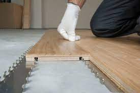 La posa del parquet può cambiare il mood far scorrere le assi del pavimento dall'ingresso principale di una stanza verso la parete opposta semplifica la visuale e fa sembrare la stanza meno. Parquet La Posa Flottante O Galleggiante