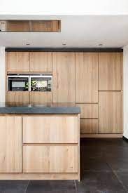 landelijk modern op maat gemaakte greeploos massief eiken keuken met een strakke gladde front houtenkeuken maatkeuke keuken ontwerp keuken interieur keuken