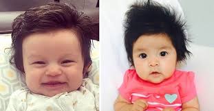 Non bisogna dimenticare che lungo non è per forza sinonimo di look trasandato, anzi: Simpatiche Foto Di Bambini Nati Con La Testa Piena Di Capelli