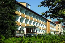 Der gleichnamige hauptort ist sitz der gemeindeverwaltung. Haus Stuttgart Frankfurt Bad Fussing Online Buchen Unterkunfte