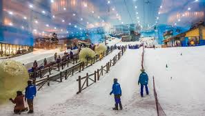 Una pista sciistica (o pista da sci) è un tratto di pendio montano attrezzato per la pratica dello sci alpino grazie alla presenza d'impianti di risalita e al trattamento del manto nevoso, sia naturale sia artificiale. Sciare A Dubai Nel Primo Ski Dom Del Medioriente Siviaggia
