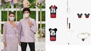 Kilauan batu permata swarovski sangat memikat.dari jauh lip lap lip lap ia memancarkan cahaya kilauan permatanya dengan gah. Ada 1 Set Perhiasan Swarovski Segini Harga Seserahan Aurel Hermasnyah Lengkap Dengan Pulpen Kristal Serambi Indonesia