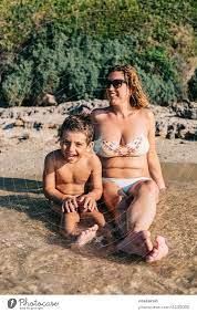 Mutter und Sohn an der Küste einer griechischen Insel - ein lizenzfreies  Stock Foto von Photocase
