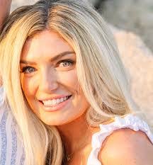 Sara Pereda's Instagram, Twitter & Facebook